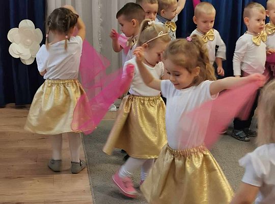 Dzieci tańczą