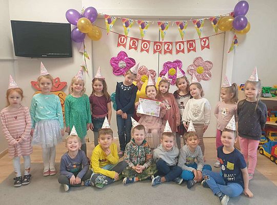 Grupa dzieci z solenizantką