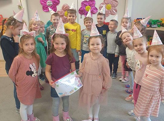 Grupa dzieci z solenizantką