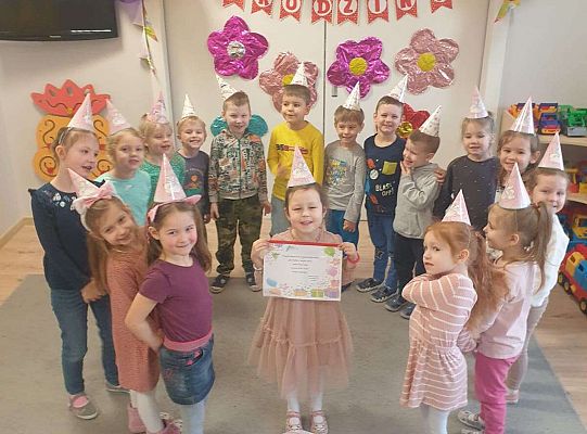 Grupa dzieci z solenizantką