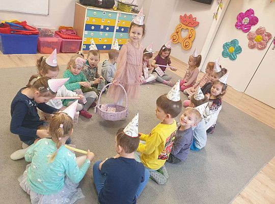 Solenizantka rozdaje prezenty