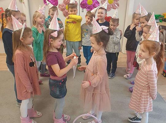 Solenizantka rozdaje upominki