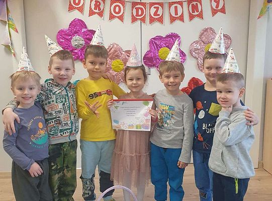 Solenizantka z grupą chłopców