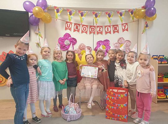 Solenizantka z grupą dziewczynek