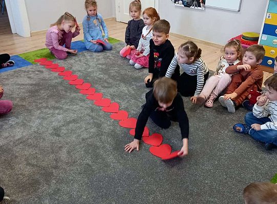 Dzieci układają serduszka