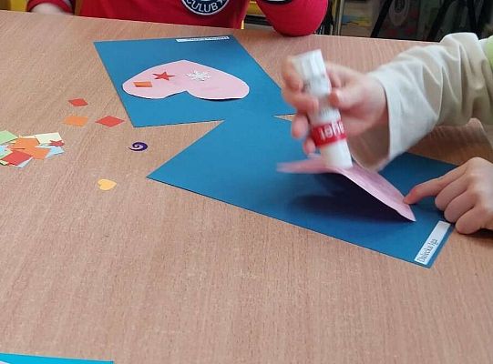 Dzieci wyklejają serduszka