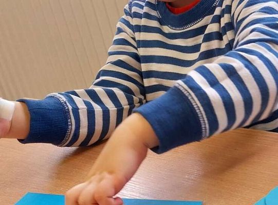 Dzieci wyklejają serduszka