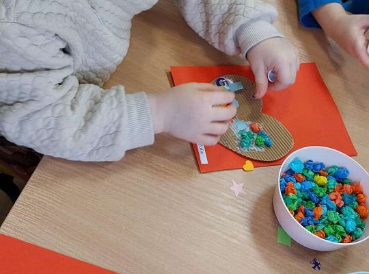 Dzieci wyklejają serduszka