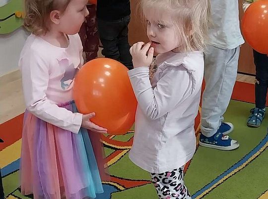 Dzieci bawią się balonami