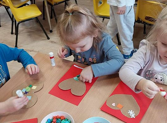 Dzieci wyklejają serduszka