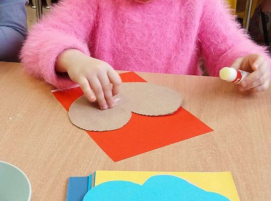 Dzieci wyklejają serduszka