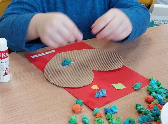 Dzieci wyklejają serduszka