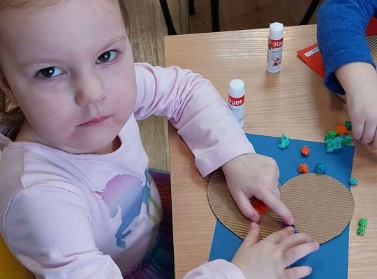 Dzieci wyklejają serduszka