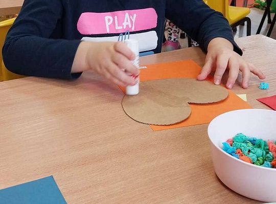 Dzieci wyklejają serduszka