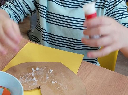 Dzieci wyklejają serduszka