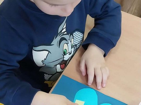 Dzieci wyklejają serduszka