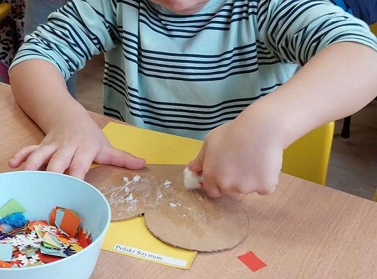 Dzieci wyklejają serduszka