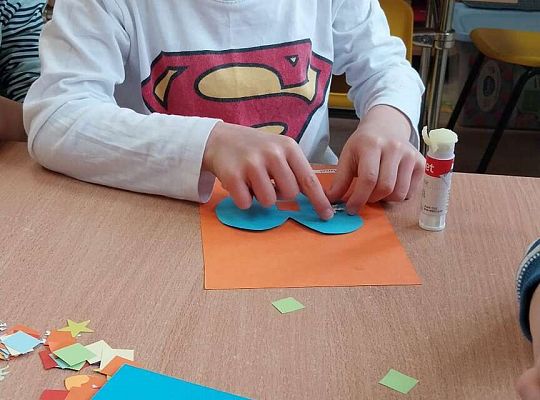 Dzieci wyklejają serduszka