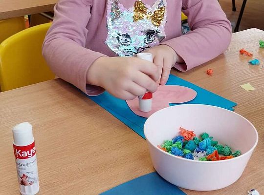 Dzieci wyklejają serduszka