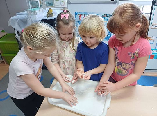Gr.III Eksperymentujemy i doświadczamy