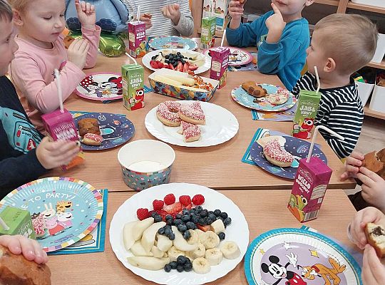 Dzieci przy urodzinowym stole