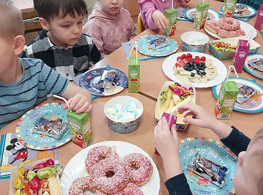 Dzieci przy urodzinowym stole