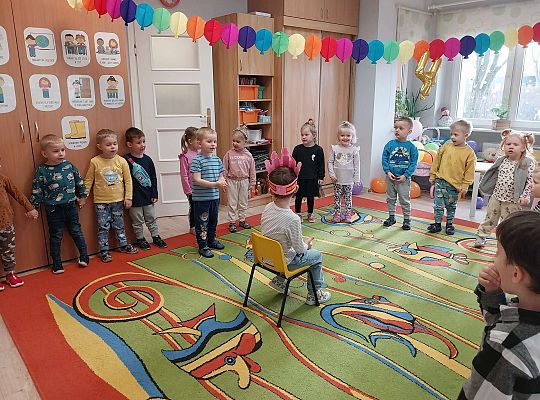 Dzieci śpiewają "sto lat"