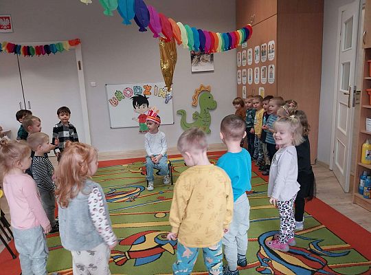 Dzieci śpiewają "sto lat"