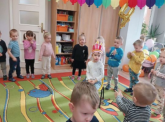 Dzieci śpiewają "sto lat"