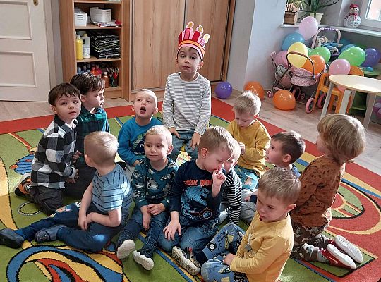 Solenizant z grupą chłopców