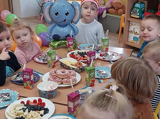 Dzieci przy urodzinowym stole