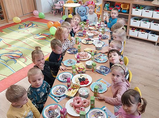Dzieci przy urodzinowym stole