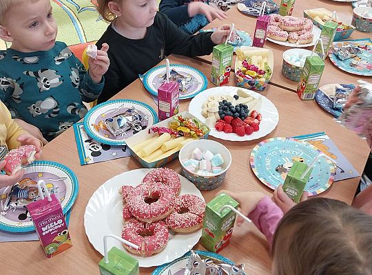 Dzieci przy urodzinowym stole