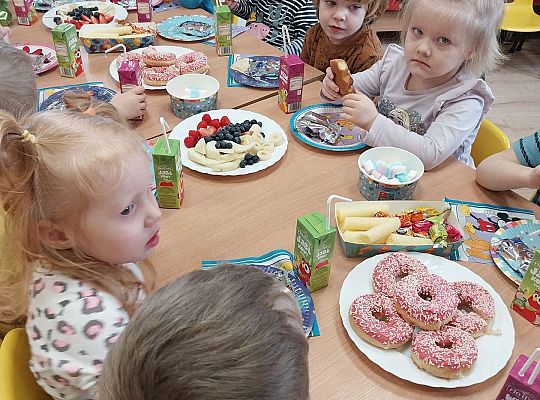 Dzieci przy urodzinowym stole