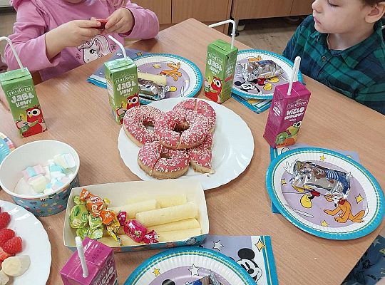 Dzieci przy urodzinowym stole