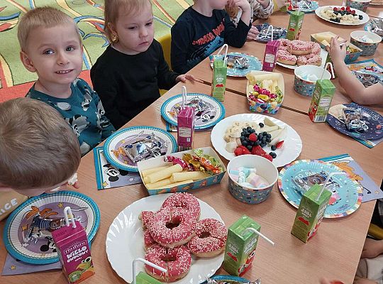 Dzieci przy urodzinowym stole