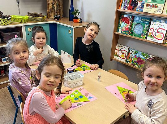 Dzieci robią laurki