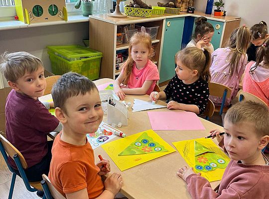 Dzieci robią laurki