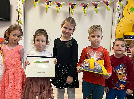 Dzieci wręczają prezent koleżance