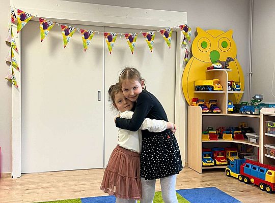 Dziewczynka żegna dzieci