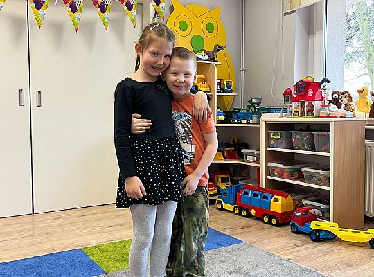 Dziewczynka żegna dzieci