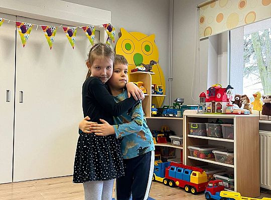 Dziewczynka żegna dzieci