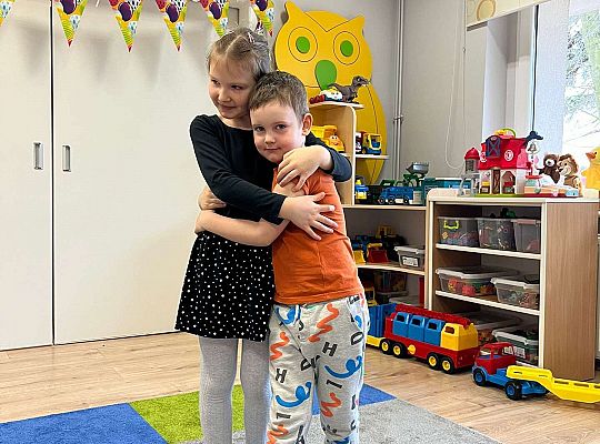 Dziewczynka żegna dzieci