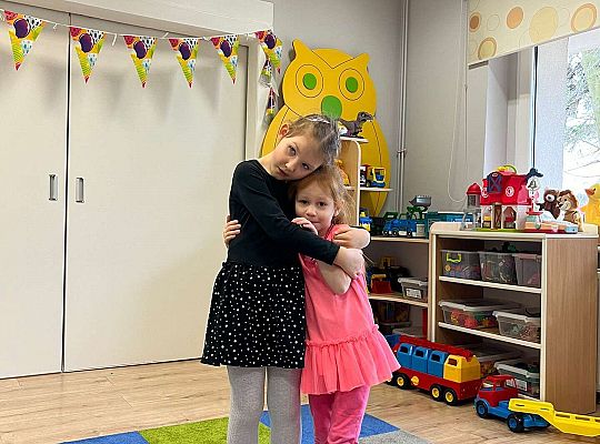 Dziewczynka żegna dzieci