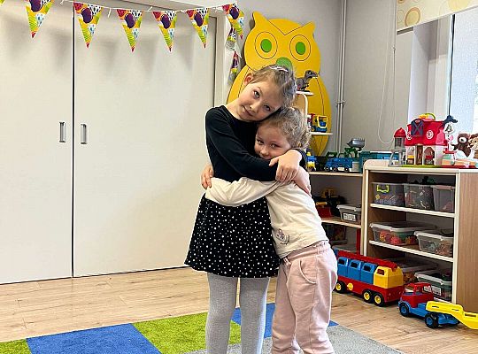 Dziewczynka żegna dzieci