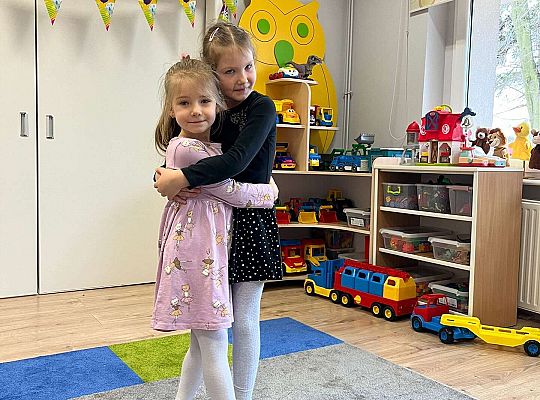 Dziewczynka żegna dzieci