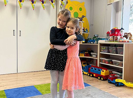 Dziewczynka żegna dzieci