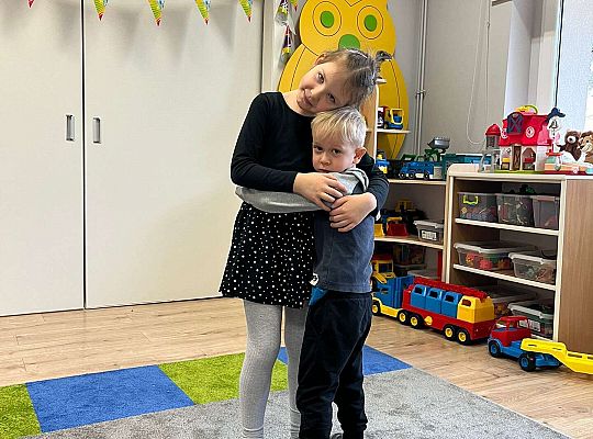 Dziewczynka żegna dzieci