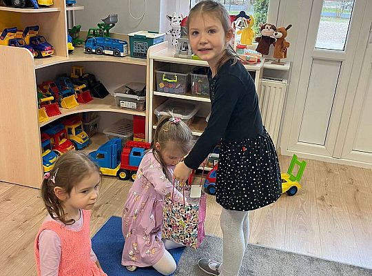 Dziewczynka żegna dzieci