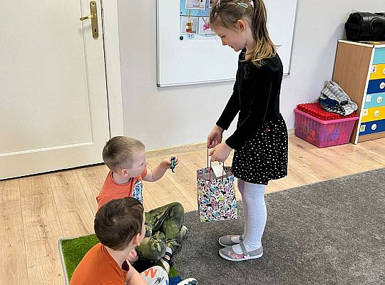 Dziewczynka żegna dzieci